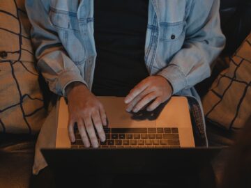 Vrouw controleert op haar laptop antwoorden over AI hallucinaties
