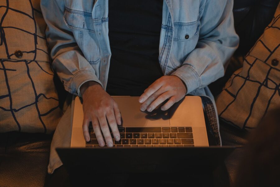Vrouw controleert op haar laptop antwoorden over AI hallucinaties