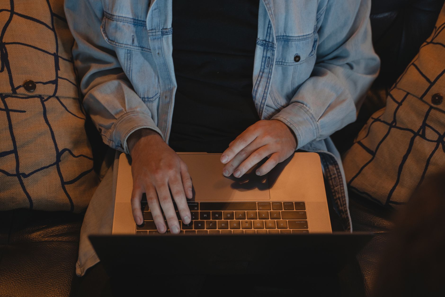 Vrouw controleert op haar laptop antwoorden over AI hallucinaties