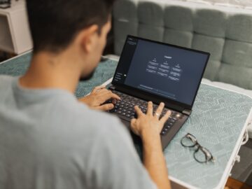Vrouw werkt achter laptop en is bezig met AI-tool kiezen voor haar werk