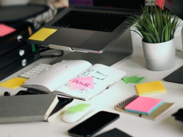 Vrouw bekijkt op laptop hoe automatiseren met AI haar werk makkelijker maakt
