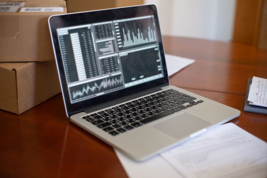 Ondernemer werkt aan boekhouding met AI op een laptop