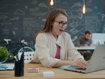 Vrouw aan een bureau die op haar laptop een eigen AI-assistent instelt met vaste instructies