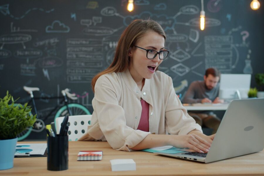 Vrouw aan een bureau die op haar laptop een eigen AI-assistent instelt met vaste instructies