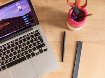 Vrouw werkt aan laptop en wil e-mail automatiseren om tijd te besparen