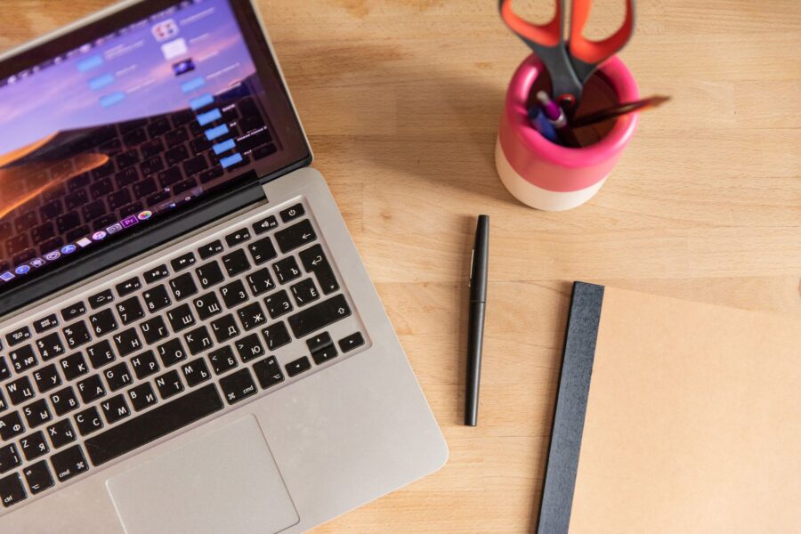 Vrouw werkt aan laptop en wil e-mail automatiseren om tijd te besparen