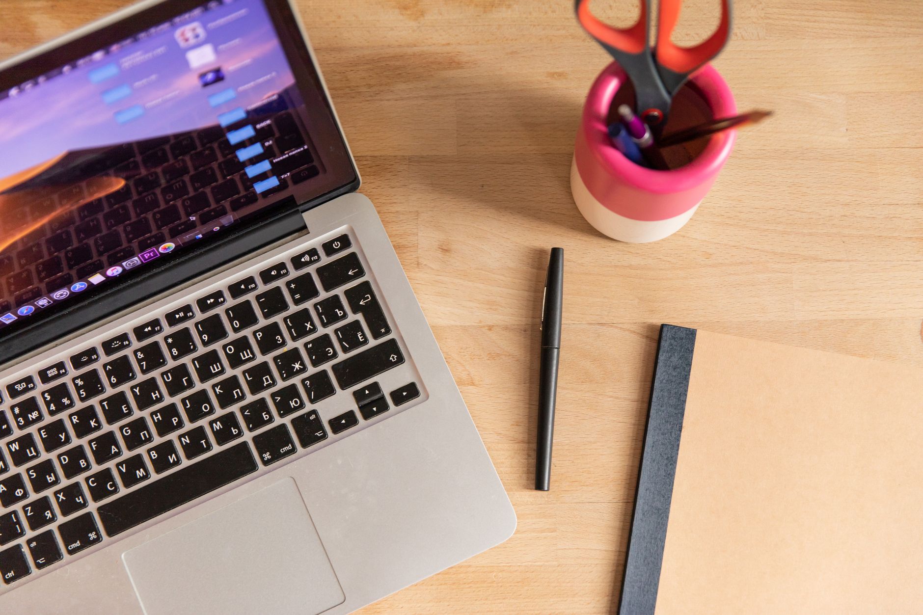 Vrouw werkt aan laptop en wil e-mail automatiseren om tijd te besparen