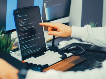 Werkende vergelijkt op laptop het GPT-6 nieuws met zijn huidige AI-tool