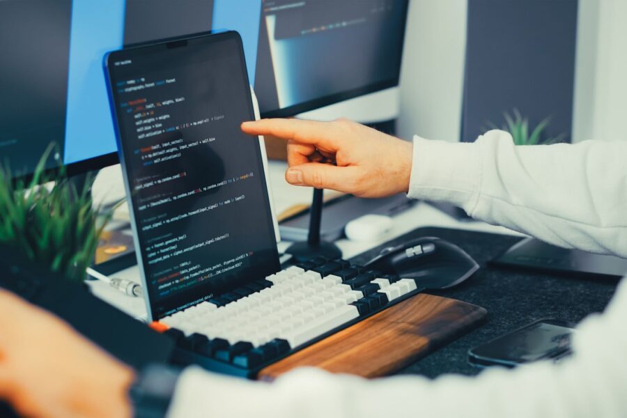 Werkende vergelijkt op laptop het GPT-6 nieuws met zijn huidige AI-tool