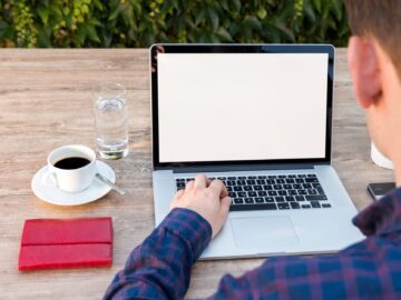 Ondernemer aan een bureau met laptop tijdens offerte maken met AI