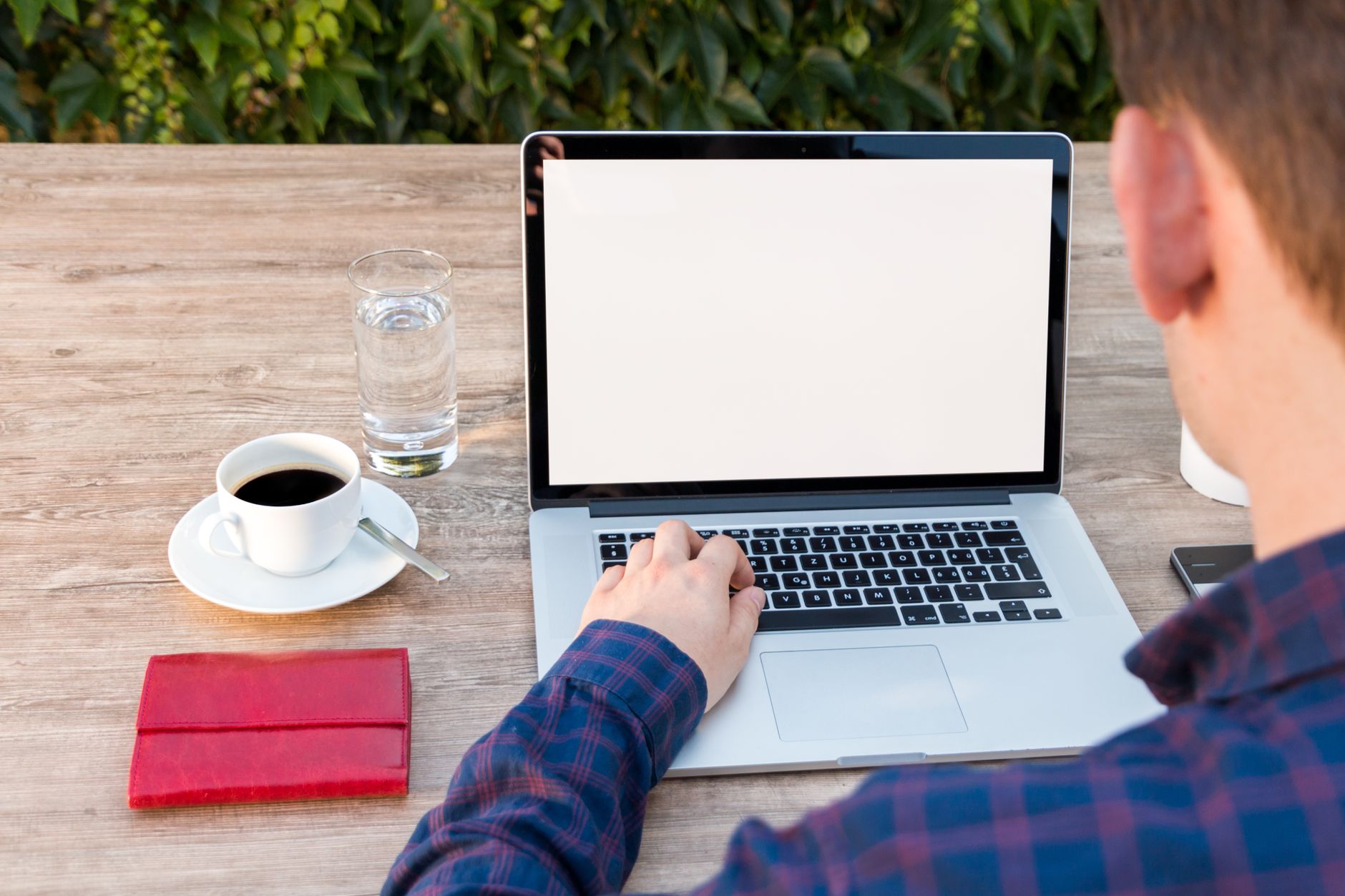 Ondernemer aan een bureau met laptop tijdens offerte maken met AI