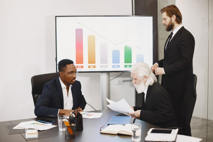 Collega's bekijken samen een scherm tijdens het presentatie maken met AI