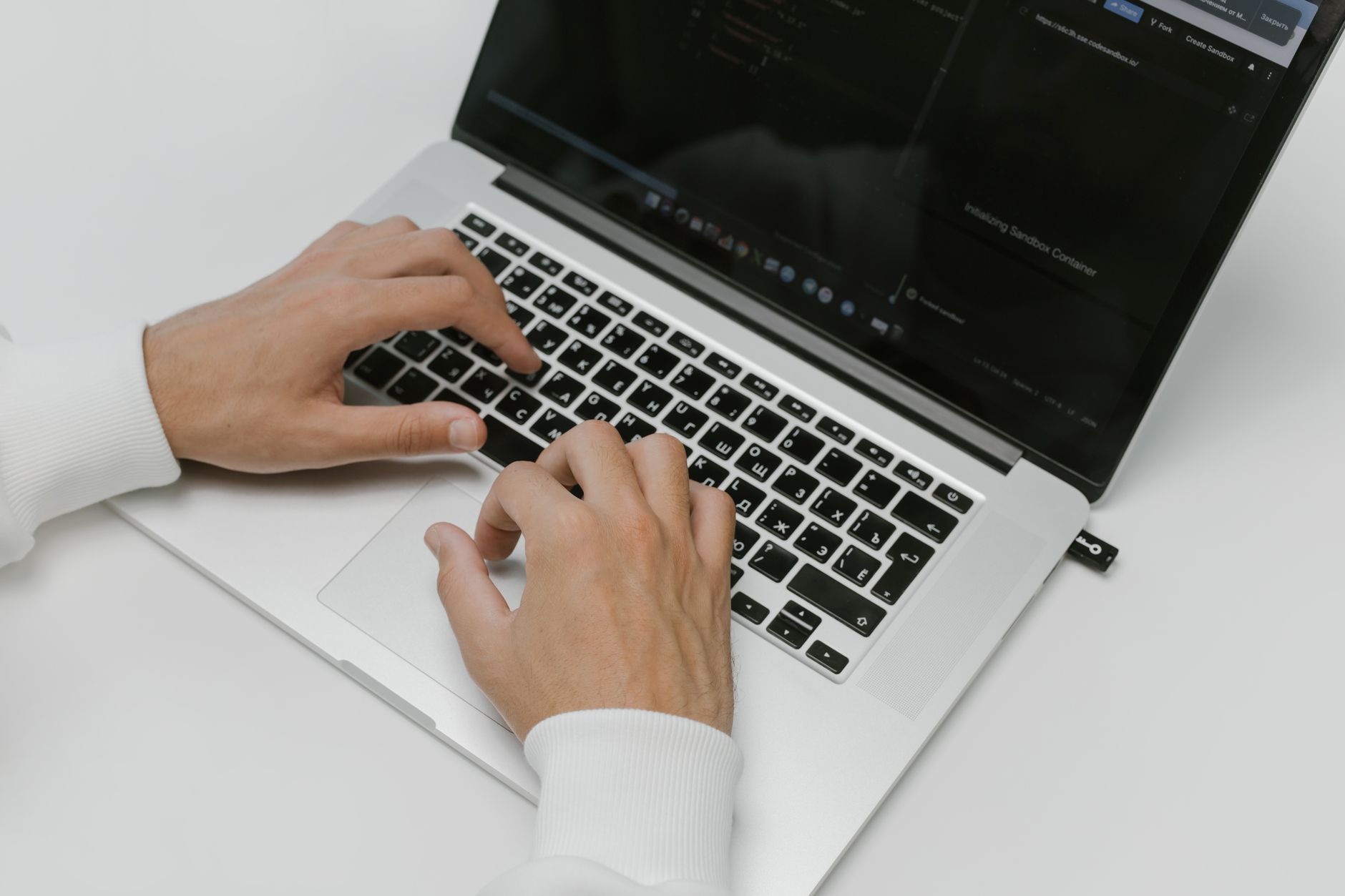 Laptop op een bureau met een hangslot, als symbool voor privacy bij het gebruik van AI