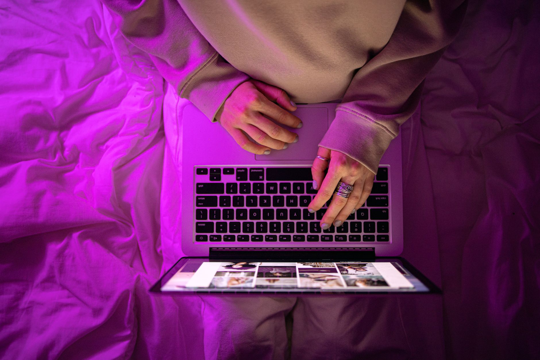 Iemand werkt thuis op een laptop en probeert een AI-chatbot uit