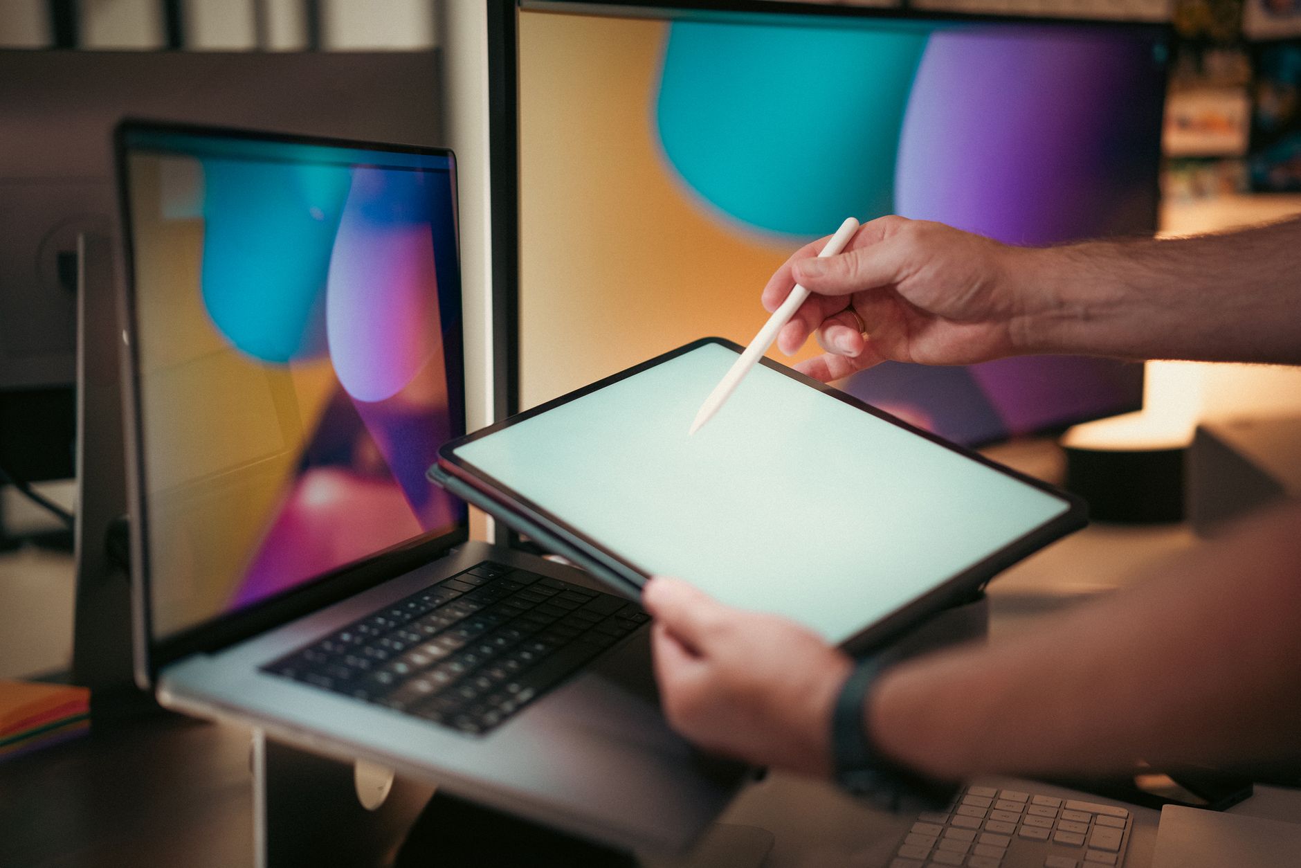 Ondernemer aan een bureau bekijkt een werkstroomschema op een laptop om te kiezen tussen Zapier, Make of n8n